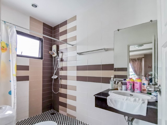 *****บ้านแฝดมือสองย่านนนทบุรี ม.ลิฟวิ่งพาร์ค พระราม5 บนเนื้อที่ 36.40 ตร.ว. ฟังก์ชันจัดเต็ม 4 ห้องนอน 4 ห้องน้ำ บ้านสวยพร้อมเข้าอยู่ สไตล์โมเดิร์น น่าอยู่ พื้นที่เยอะมาก แถมฟรี !! เครื่องปรับอากาศ 3 เครื่อง บนทำเลศักยภาพ เดินทางสะดวก เชื่อมต่อถนนหลายเส้นทาง ใกล้ทางด่วน "ศรีรัช"